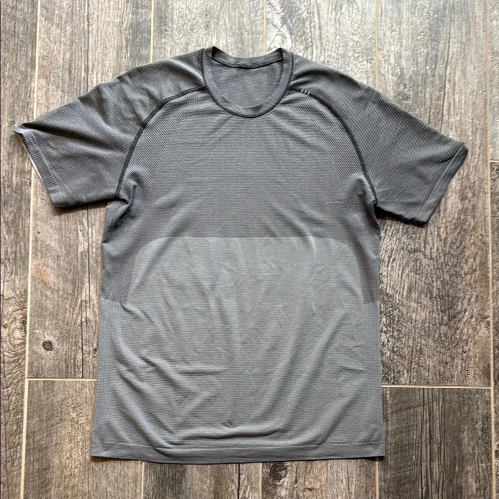 Men's Lululemon metal vent tech tee size medium